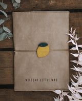 U-Heft Hülle Zitrone von Little Who auf Tisch liegend