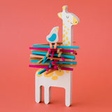 Balancierspiel Giraffe Matilda von Londji vor rotem Hintergrund