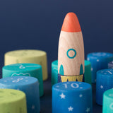 Nahaufnahme mit Rakete von Balancierspiel "Up to the stars" von Londji