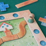 Detail des Londji Best Friends mit Otterfigur und gelegtem Weg auf dem Spielbrett