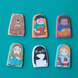 Sechs illustrierte Spielfiguren des Londji Versteckspiels