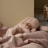 Schlafender Plüschhase von Maileg_im Bett