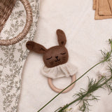 Beißring brauner Hase von Main Sauvage auf Bettdecke