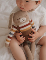 Kind mit Großem Hasen mit Regenbogen-Pulli von Main Sauvage