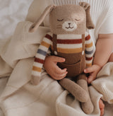 Kind hält Großen Hasen mit Regenbogen-Pulli von Main Sauvage