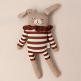 Großer Hase aus Alpakawolle von Main Sauvage mit gestreiftem Strampler auf Boden liegend