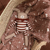 Großer Hase aus Alpakawolle von Main Sauvage mit gestreiftem Strampler auf Tuch liegend