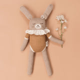 Großer Hase von Main Sauvage aus Alpakawolle mit senffarbenem Body mit Blume in der Hand