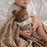 Kind hält Großen Teddy mit beigem Strampler von Main Sauvage