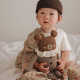 Kind mit Großem Teddy mit beigem Strampler von Main Sauvage