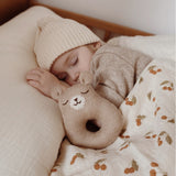 Baby im Bett mit Rassel Teddy aus Baby-Alpakawolle von Main Sauvage