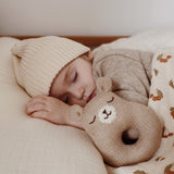 Rassel Teddy aus Baby-Alpakawolle von Main Sauvage vor schlafendem Baby