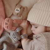 Kind mit Schmusetüchern aus Alpakawolle von Main Sauvage