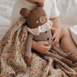 Kind mit Swaddle-Decke Quittenbaum von Main Sauvage