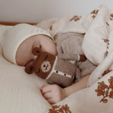 Kind mit Teddy in beige-braunem Pyjama von Main Sauvage