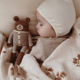 Baby mit Teddy in beige-braunem Pyjama von Main Sauvage