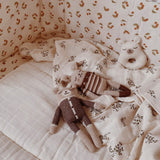 Teddy von Main Sauvage in Mokka-Strampler aus Alpakawolle in Babybett