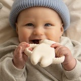 Kind hält Moonie Bären-Beissring aus Naturkautschuk im Farbton Polarweiss