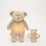 Moonie Bären-Beissring aus Naturkautschuk im Farbton Sand neben Einschlafbär im Farbton Sand