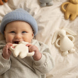 Moonie Hasen-Beissring aus Naturkautschuk neben Kind auf Bett liegend