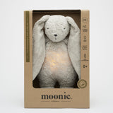 Moonie Einschlafhilfe und Kuscheltier-Hase im Farbton Organic Grau in Verpackung