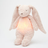 Moonie Einschlafhilfe und Kuscheltier-Hase im Farbton Organic Rose in Schrägansicht