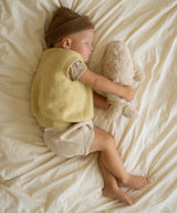 Kind schläft mit Moonie Einschlafhilfe Robbe Organic Sand