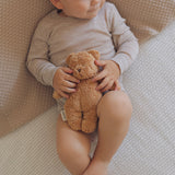 Moonie Sensorik-Teddybär im Farbton Organic Cappuccino von Kind gehalten