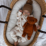 Baby in Wiege mit Moonie Einschlafhilfe Teddybaer Organic Karamell