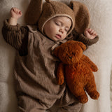 Baby mit Moonie Einschlafhilfe Teddybaer Organic Karamell