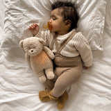 Kleinkind mit Moonie Teddybär Einschlafhilfe und Kuscheltier im Farbton Organic Sand