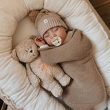 Schlafendes Baby mit Moonie Teddybär Einschlafhilfe und Kuscheltier im Farbton Organic Sand