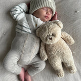 Baby mit Moonie Einschlafhilfe Teddybär im Farbton Polarweiß