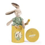 Plüschtier Kaninchen Trois Lapins von Moulin Roty sitzt auf dekorativer Dose