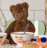 Plüschtier Bär Arthur am Tisch sitzend