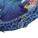 Nahaufnahme von Rochen auf Activity-Spieldecke Meer von Moulin Roty