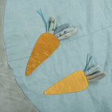 Detailansicht von 2 Möhren von Spieldecke Trois Lapins von Moulin Roty