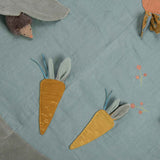 Detailansicht von Möhren und Igel von Spieldecke Trois Lapins von Moulin Roty