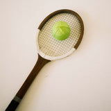 Sensorikball & Badespielzeug in Form eines Weißkohls von Oli & Carol auf Tennisschläger