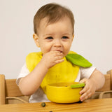 Kind mit Holzschüssel Lou the Lemon von Oli&Carol