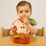 Kind am Essen aus Schüssel "Pepa the Apple" von Oli&Carol