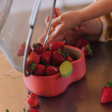 Schüssel "Pepa the Apple" von Oli&Carol wird mit Erdbeeren befüllt