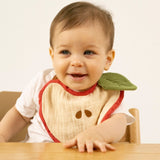 Kind mit Apfel-Lätzchen "Pepa the Apple" von Oli&Carol