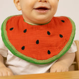 Kind mit Lätzchen "Wally the Watermelon" von Oli&Carol