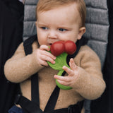 Kind mit Kirschen-Beißring und Rassel von Oli & Carol