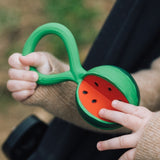 Rassel und Beissring Wassermelone von Oli & Carol in Hand gehalten