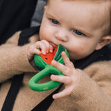 Kind mit Rassel und Beissring Wassermelone von Oli & Carol
