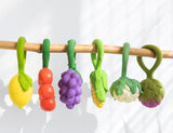 Oli & Carol Beißringe und Rasseln in Früchte- und Gemüseform auf Stock aufgereiht