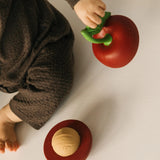 Kind mit Stack&Bounce Spielzeug Merry the Cherry von Oli & Carol