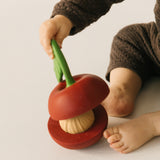 Kind spielt mit Stack&Bounce Spielzeug Merry the Cherry von Oli & Carol